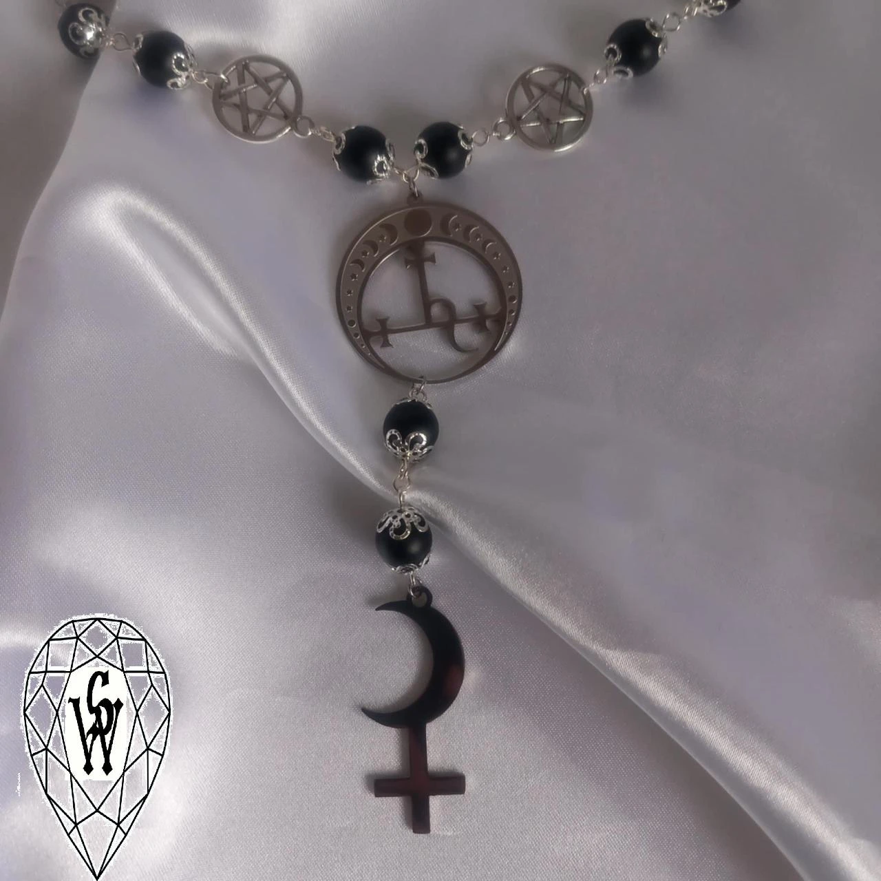 Collar con el sigilo de Lilith y media luna adornado con cuentas de ónix – photo 3